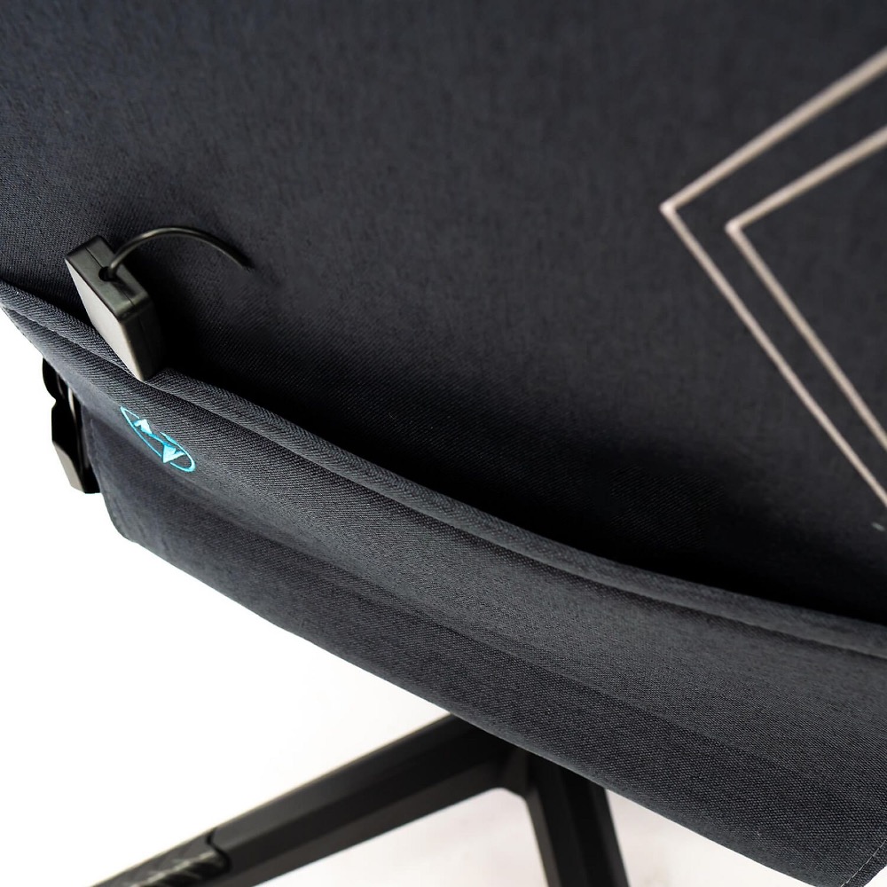 Detalle de la base de estrella de la silla Woxter Stinger Station Elite Neon, mostrando el pistón de gas de clase 4 y las ruedas de nylon de rodadura suave